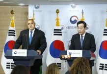 Борисов дари български книги на университета „Ханкук“