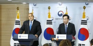 Борисов дари български книги на университета „Ханкук“