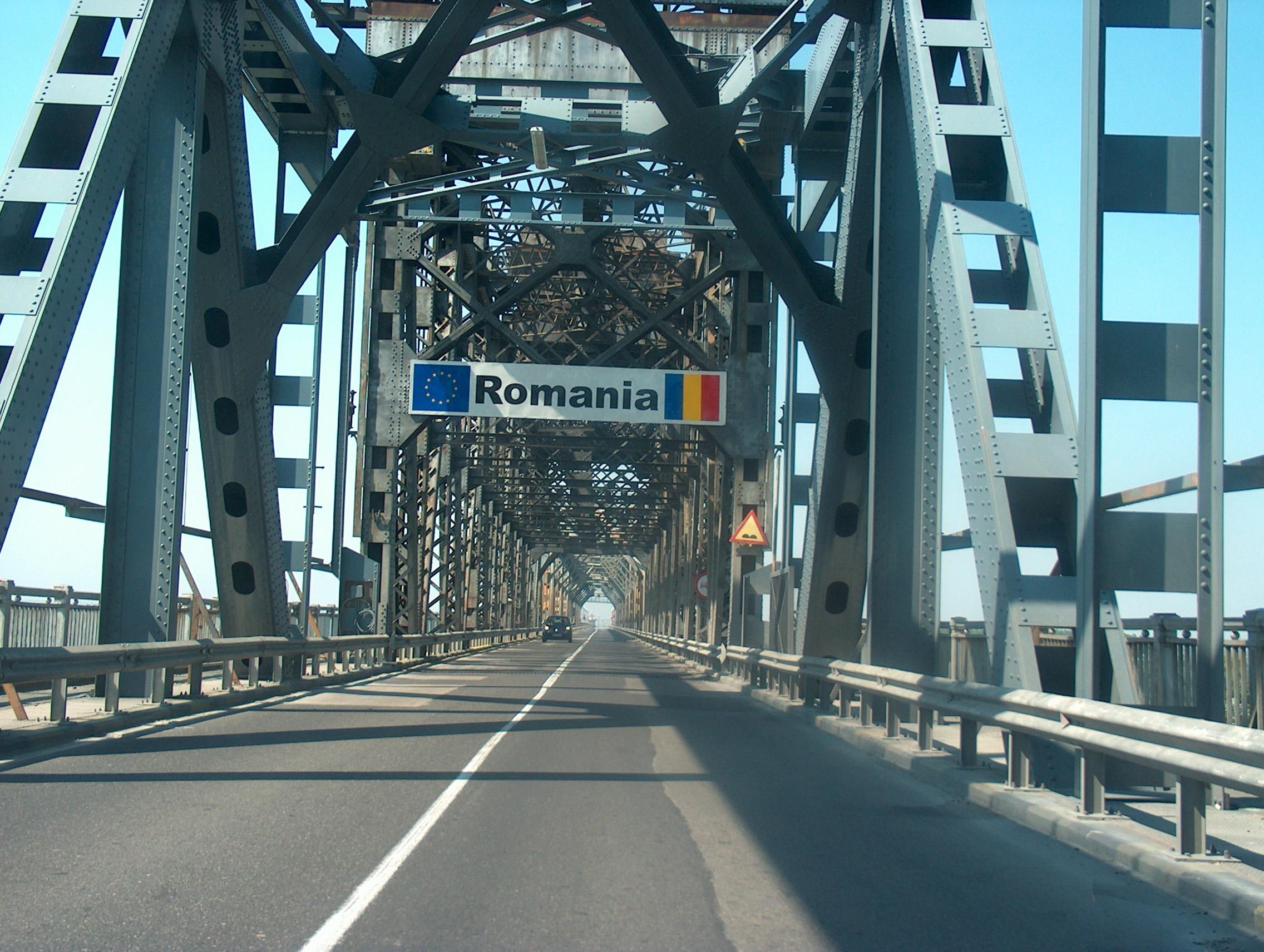 Дунав мост“ при Русе е затворен за движение заради камион,