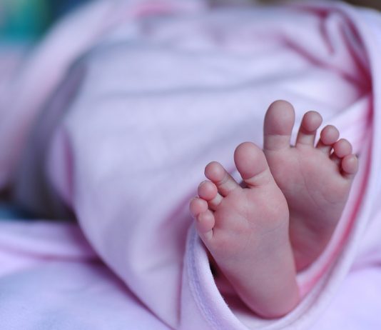 Бебе на два месеца почина след побой, бащата е обвинен за убийството