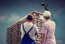 Работник загина, след като падна от покрив на сграда