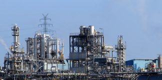 Рекорден скок на цените на петрола