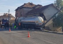 Цистерна се вряза в къща, двама пострадаха