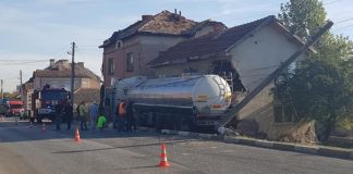 Цистерна се вряза в къща, двама пострадаха