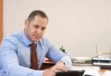 Бивш зам.-министър на съд за измама с къща за гости