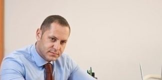 Бивш зам.-министър на съд за измама с къща за гости