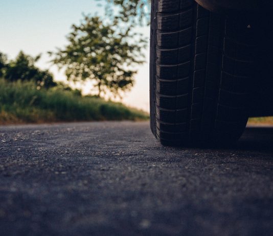 Пиян мъж почина – кола мина през краката му, докато лежи на пътя