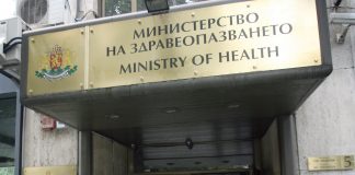 Заповед на здравния министър Кацаров съсипа почивката на стотици българи в Испания и Кипър