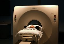 Лекари забравиха пациентка в скенер, държаха я вързана 6 часа