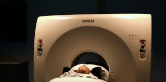 Наказват със забележка лаборантката, който забрави за 6 часа жена в скенер