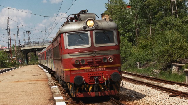Запали се бързият влак Варна София съобщиха за Нова телевизия от