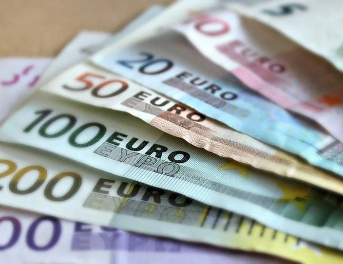 Еврото се задържа и днес над нивото от 1,12 долара,