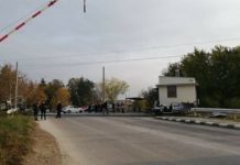 Обвиниха пияния кантонер, който не пусна бариера и влак рани трима в кола