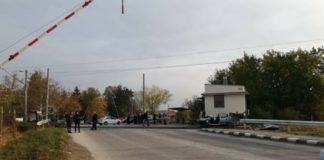 Обвиниха пияния кантонер, който не пусна бариера и влак рани трима в кола