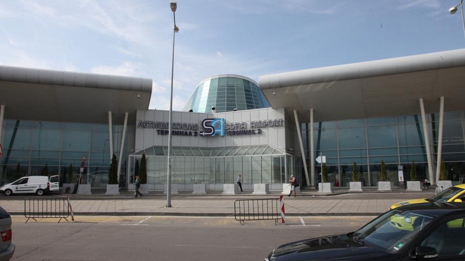Самолет е кацнал аварийно на Летище София днес по обед