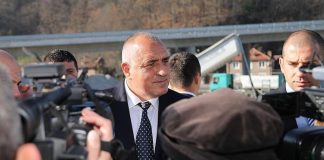 С гайди и сурвачки посрещнаха Борисов в Бургаско