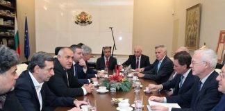 Синдикатите: Допълнителен платен отпуск за родителите и по-голямо обезщетение за безработните