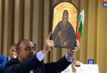 Българин с икона на св. Иван Рилски крещи на Путин на пресконференция: Много ви обичаме, носим ви подарък
