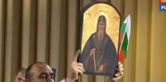 Българин с икона на св. Иван Рилски крещи на Путин на пресконференция: Много ви обичаме, носим ви подарък