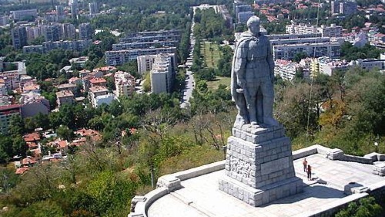Паметникът на Альоша остава на хълма Бунарджика засега, тъй като