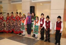 Херо Мустафа игра хоро с деца на Василица