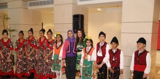 Херо Мустафа игра хоро с деца на Василица