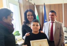 Ученик намери портмоне с много пари и документи и ги предаде на собственика