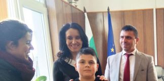 Ученик намери портмоне с много пари и документи и ги предаде на собственика