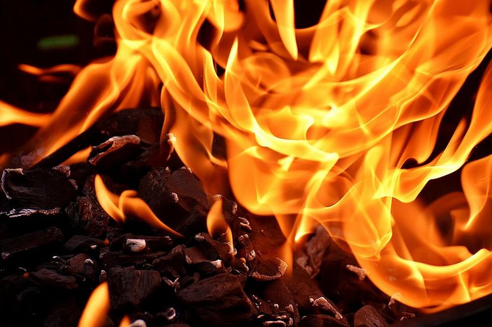 Пожар е пламнал в бързия влак Бургас София съобщава Би