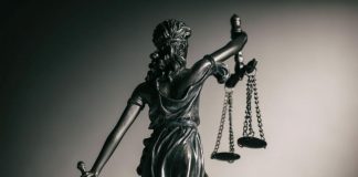 Трима охранители вързали млада жена със свински опашки и я пребили до смърт