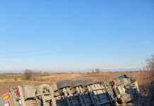 ТИР се преобърна в канавка в Пловдивско, шофьорът загина