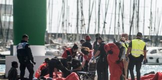 Бебе се роди и почина в лодка с мигранти