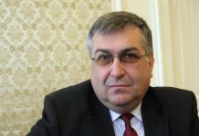 Проф. Близнашки: Всичко започна от онзи размахан юмрук на площада и четвърта година продължава този хаос