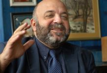 Починала дъщерята на Александър Божков – Мина