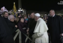 Папата удари по ръката нахална жена