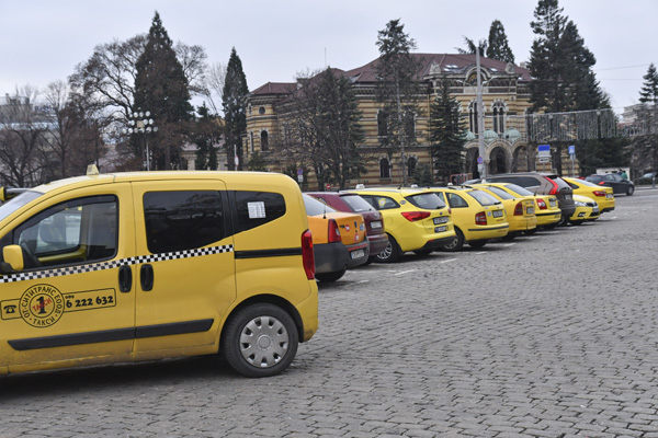 Кухи фирми“ с данъчни задължения получават разрешения за таксиметров превоз