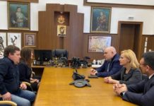 Гешев и Маринов се срещнаха с нападнатото в автобус момче