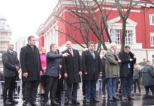 Кметът на Русе Пенчо Милков сочи среден пръст на църква под благосклонния поглед на президента Радев