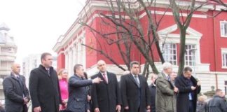 Кметът на Русе Пенчо Милков сочи среден пръст на църква под благосклонния поглед на президента Радев