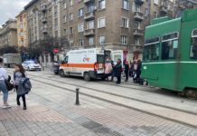 Бутнатото от трамвай дете се спънало в ограничител, докато хапвало сандвич