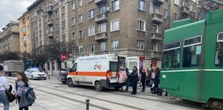 Кола и трамвай се сблъскаха в София, жена е ранена