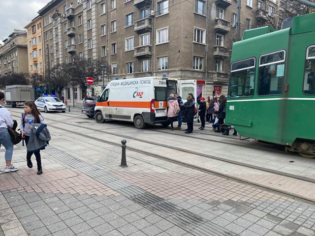 Трамвай блъсна жена в столицата на бул Възкресение и ул