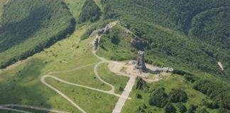 Километрична опашка от автомобили на път към Паметника на свободата