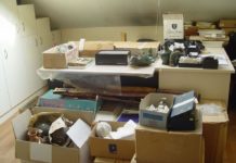 Откриха много антики в кутии от пури, бонбони и обувки в офиса на Божков