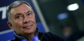 Собственикът на „Левски“ готов да подари акциите на феновете