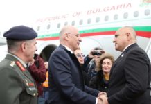 Свалиха кашляща журналистка от самолета на Борисов