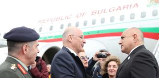 Свалиха кашляща журналистка от самолета на Борисов