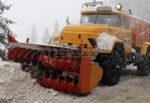 Дни преди 3 март машини и хора се борят с двуметрови преспи сняг в подножието на Шипка