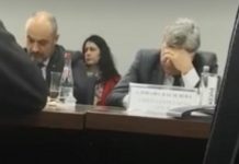 Депутатът от БСП Манол Генов спи по време на работа