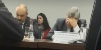 Депутатът от БСП Манол Генов спи по време на работа